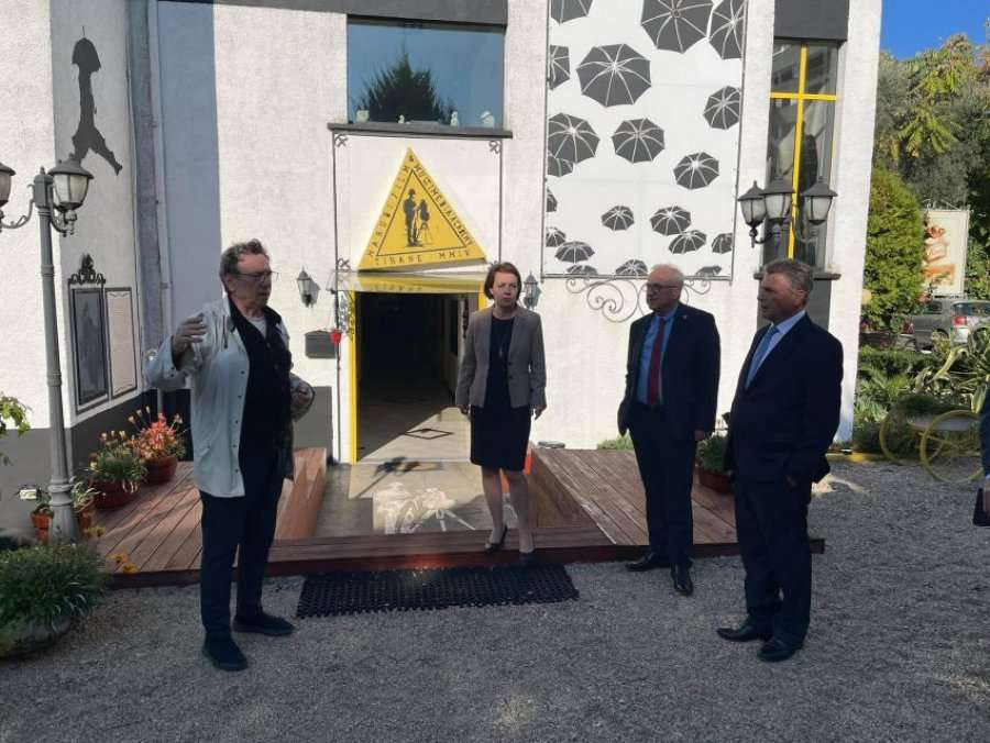 Gërvalla bisedon për mundësi bashkëpunimi me komunitetin kulturor e biznesor në Tiranë