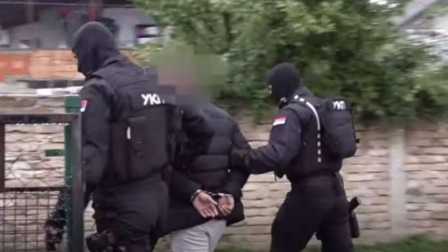 Arrestohen tetë pjesëtarë të policisë së Serbisë, dyshohet se kanë kërkuar dhe marrë mitë në pikëkalimin kufitar në Merdar