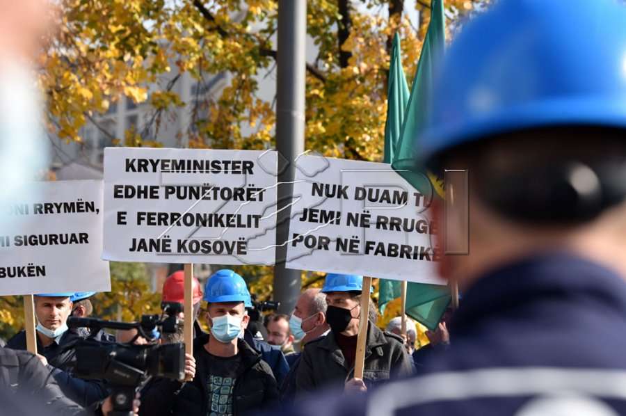 Mbetën pa punë që nga 8 tetori, Sindikata e “Ferronikelit” protestë para Qeverisë