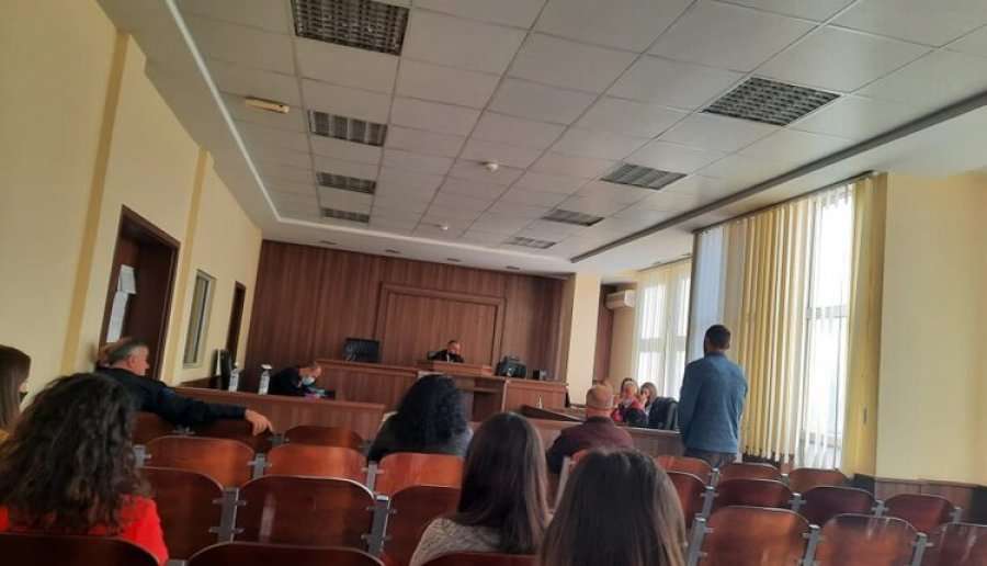 Shtatë muaj burgim pasi pranoi që kanosi nënën me fjalët “pa të vra s’e la”