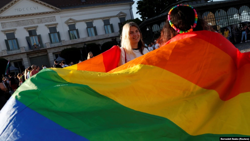 Hungaria i barazon filmat me homoseksualë me ata horror
