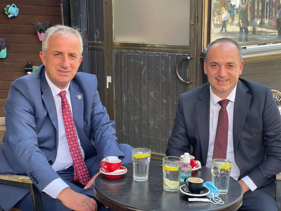 Kandidati i AAK-së e ai i LVV-së pinë kafen e mëngjesit së bashku