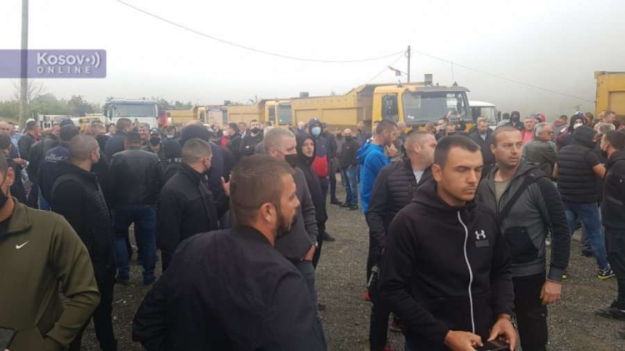 Serbët e veriut bllokojnë kalimin kufitar në Jarinje, policia u kërkon lirimin e rrugës