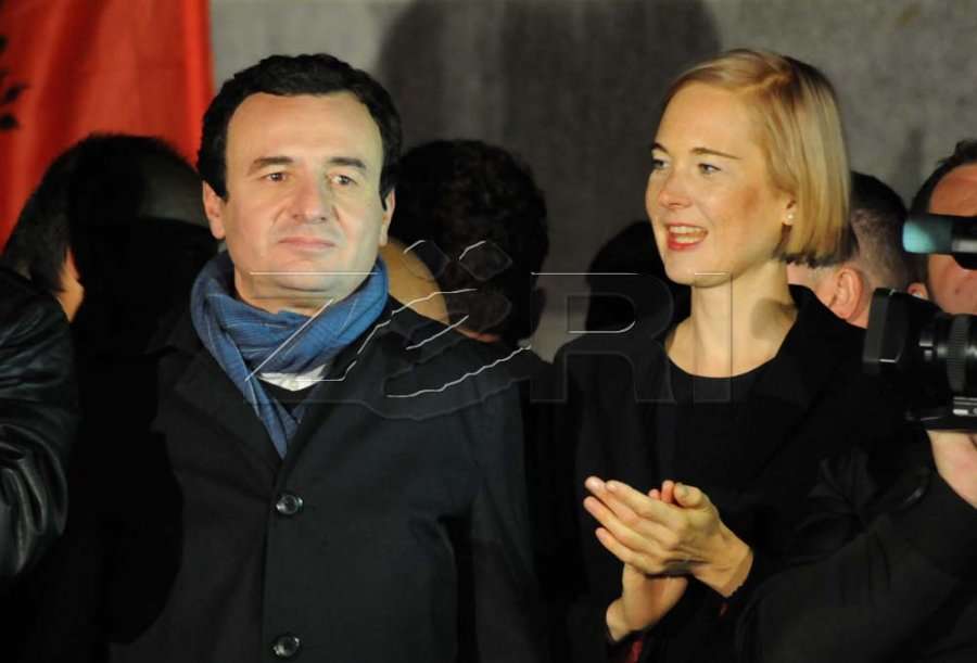 Gruaja e kryeministrit Albin Kurti e promovon librin e saj në Beograd