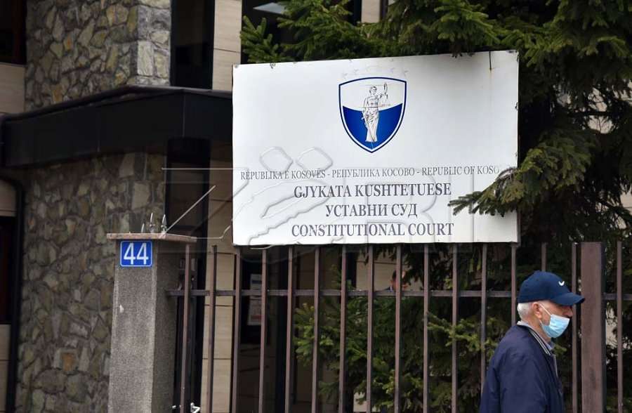 Kushtetuesja vendos masë të përkohshme ndaj vendimit të Kuvendit për shkarkimin e 5 anëtarëve të KPMSHCK-së