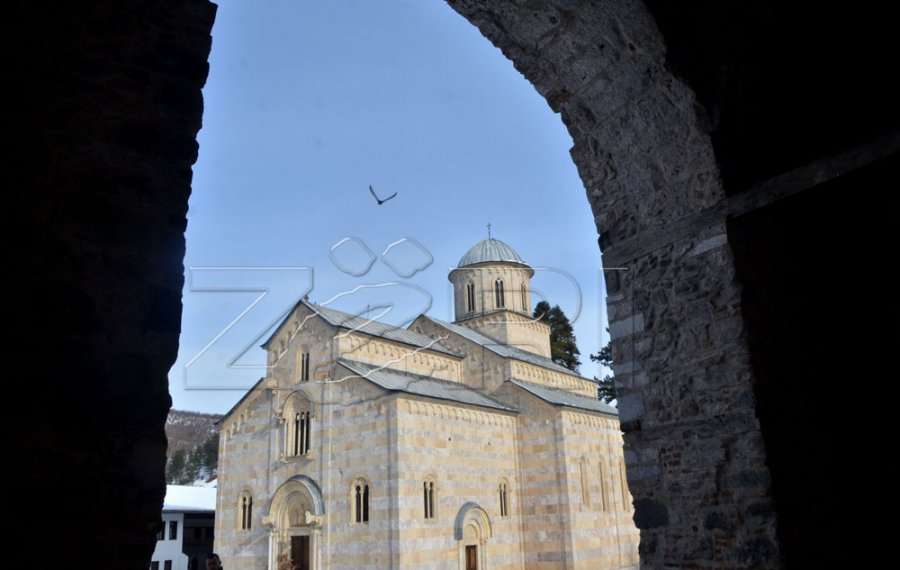 Serbia me një dokumentar propagandues për Manastirin e Deçanit, a e lejon Kosova?