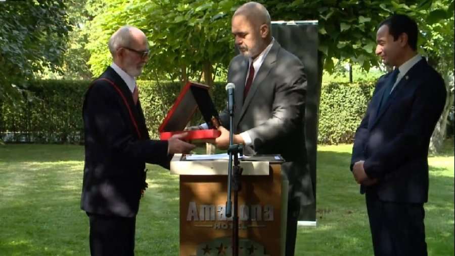 Rama e nderon Rexhep Qosjen në Prishtinë me medalje