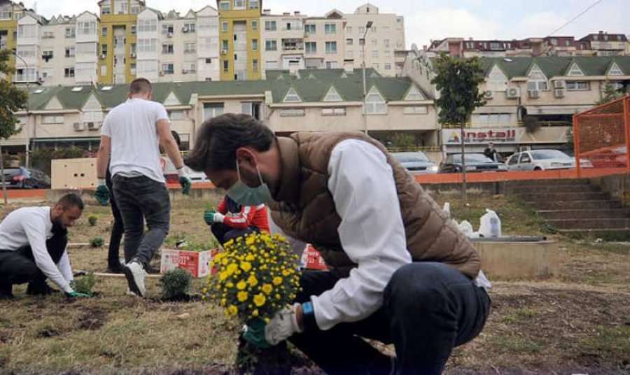 Ismaili mbjell 177 lule në lagjen “Dardania” në Prishtinë