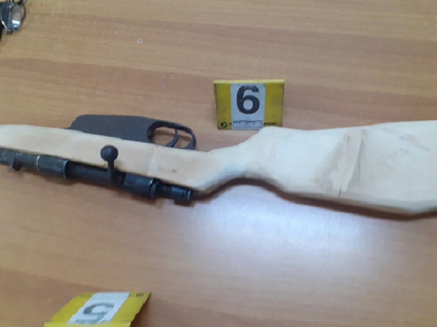 Arrestohet një 64-vjeçar në Ferizaj pasi iu gjetën disa armë [foto]