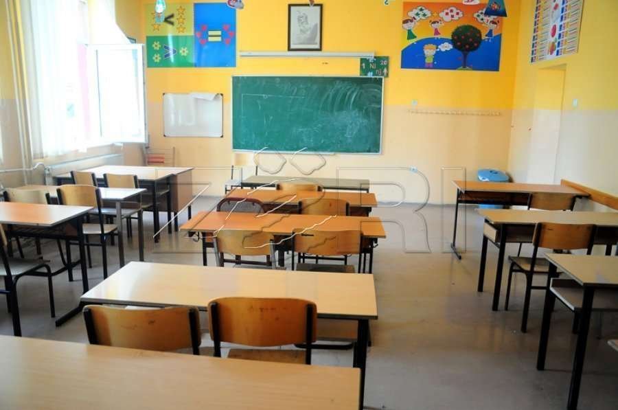 Shqipëria ua rrit pagat mësuesve dhe mjekëve për gjashtë për qind