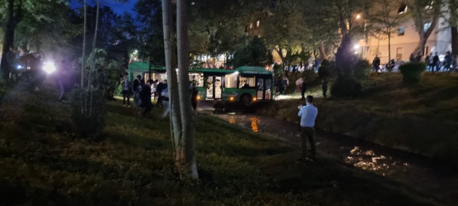 Autobusi i cili përfundoi në lumin Lana në Tiranë, sot pritet të largohet