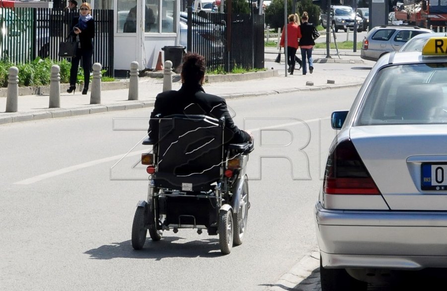 “Handikos” shpreh shqetësimin për vonimin e pajisjeve ndihmëse për personat me aftësi të kufizuara