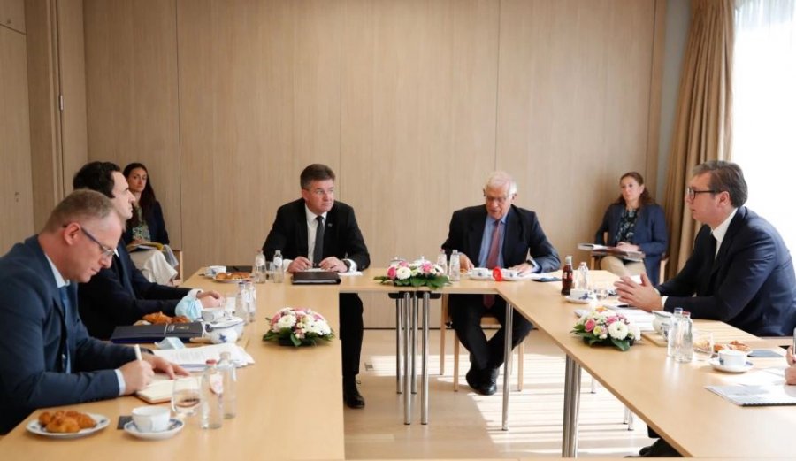 Borrelli fton zyrtarisht Kurtin dhe Vuçiqin për takim më 18 gusht