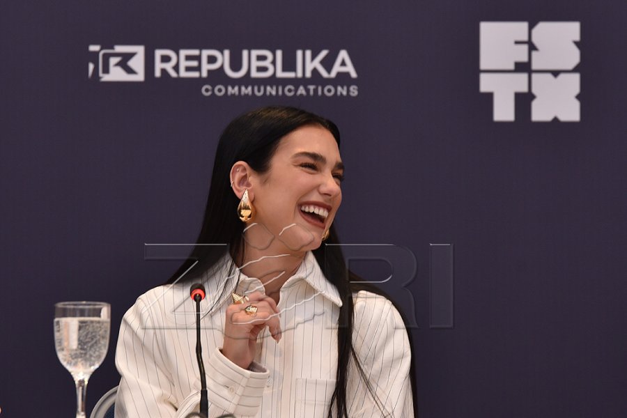 Dua Lipa viziton “Manifesta”-n: Ka instalacione të pabesueshme, vizitojeni patjetër