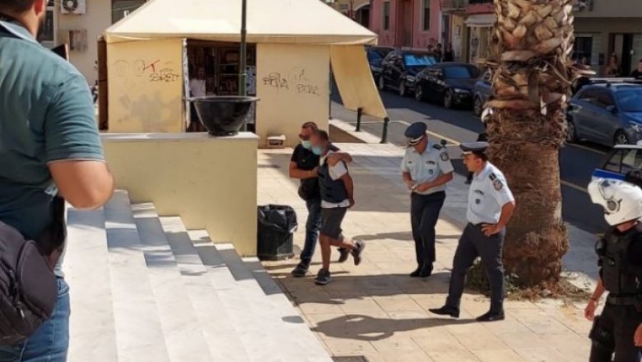 Masakroi me thikë gruan në Greqi, shqiptari del para Gjykatës: I kërkoj falje fëmijëve
