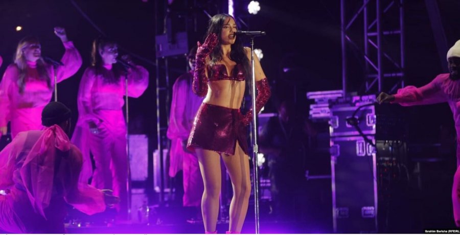 Prishtina nën tingujt e yllit botëror Dua Lipa