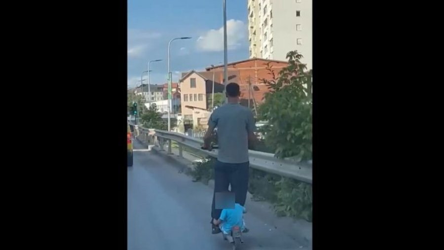 Në Prishtinë burri vendos fëmijën prapa në trotinet elektrik, duke ia rrezikuar jetën