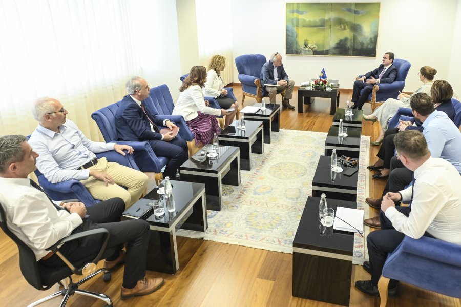 Kurti takohet me Bordin e SHSKUK-së, flasin për reformat në këtë sektor