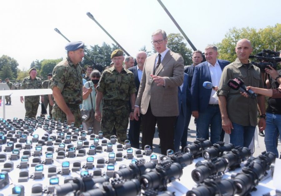 Vuçiqi gjatë ekspozimit të armëve: Forcat ushtarake të Serbisë dhe ato të Kosovës s’mund të krahasohen