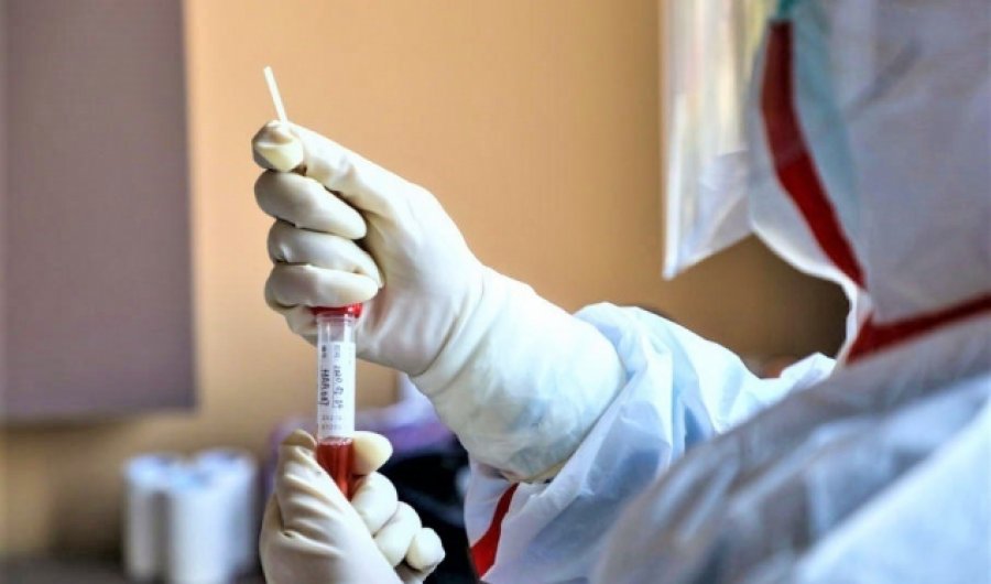 Simptomat e variantit “Omicron” që po prekin personat e vaksinuar ndaj COVID-19