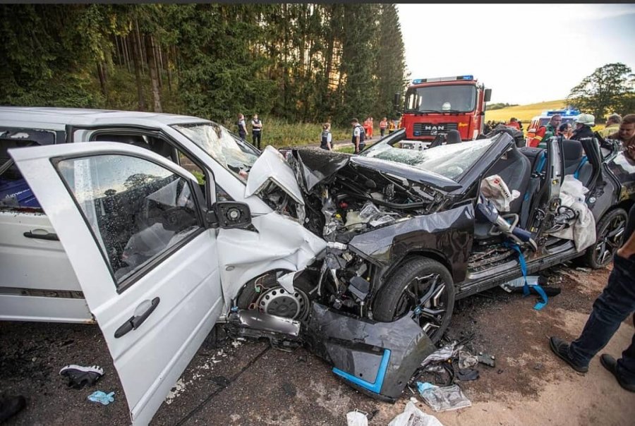 Makina në auto-pilot shkakton aksident të rëndë në Gjermani