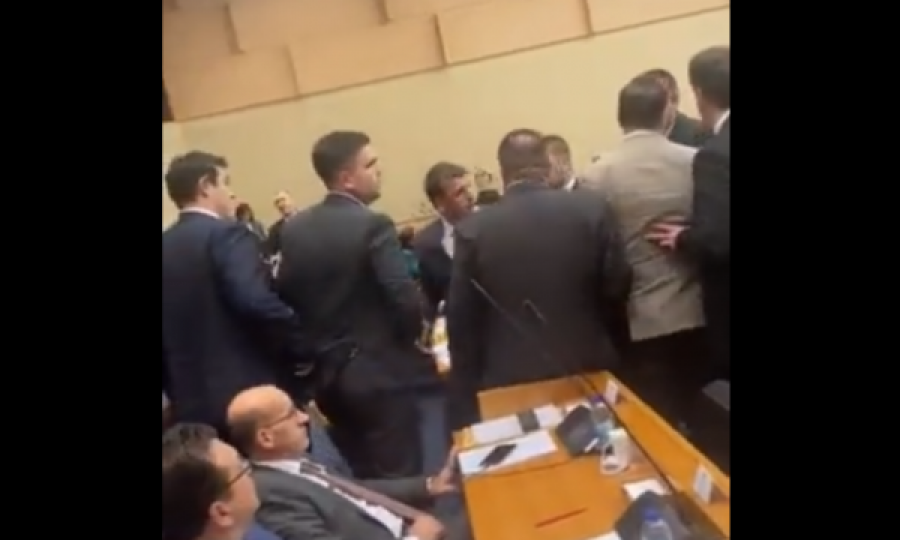 Tensione në Kuvendin e Republika Srpskas, deputetët i marrin ‘turr’ njëri-tjetrit