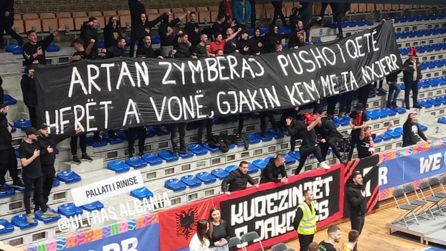 “Gjakun kem me nxjerr”, tifozët e Vëllaznimit me mesazh për vdekjen e të riut kosovar në burgun serb