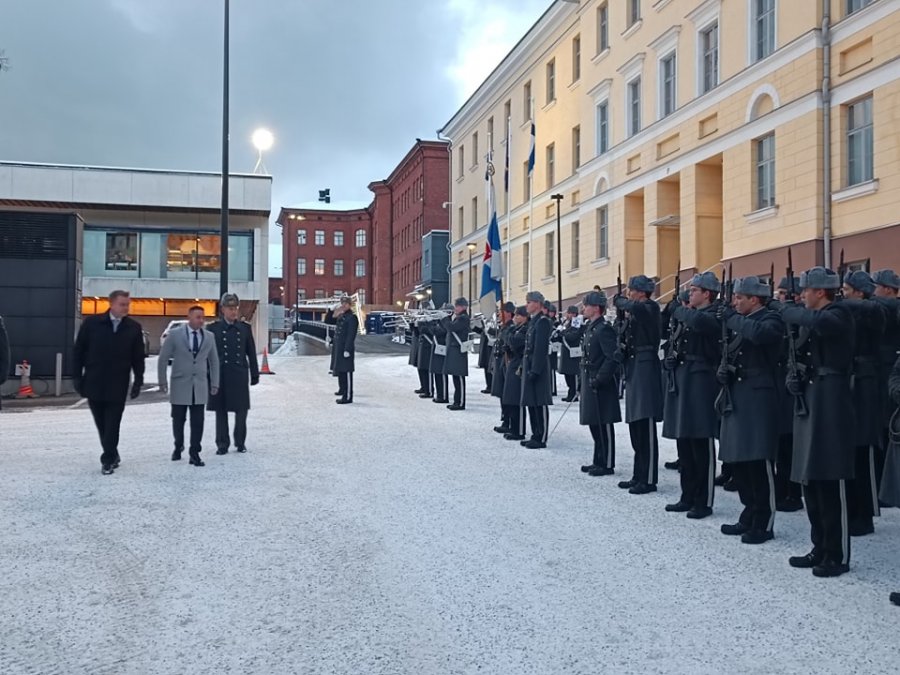 Mehaj pritet me nderime të larta ushtarake në Finlandë