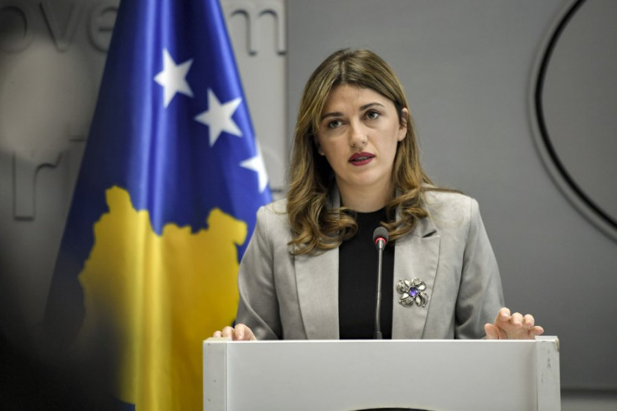 Lirimi i serbëve që u kapën me emblema të UÇK-së, Haxhiu: Njëri nga të arrestuarit komunikonte me Rusinë
