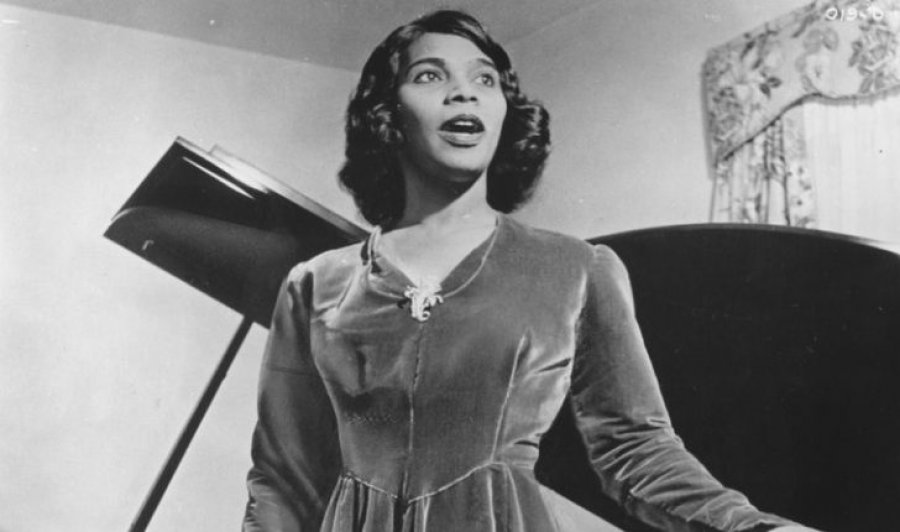 Më 7 janar 1955 sopranoja Anderson bëhet personi i parë me ngjyrë që perfomon në Operën e Nju-Jorkut