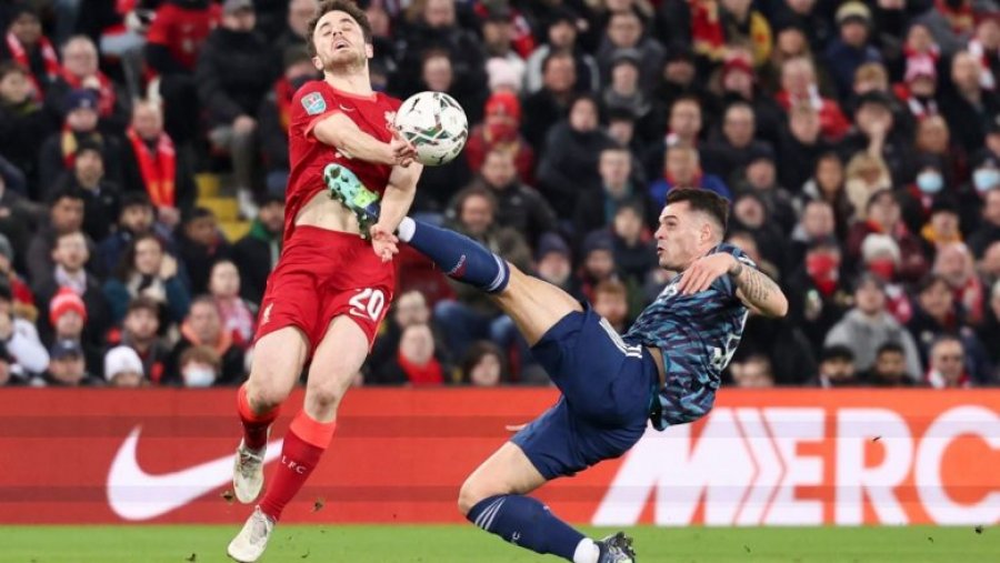 Liverpooli dhe Arsenali ndahen baras, Xhaka ndëshkohet me karton të kuq