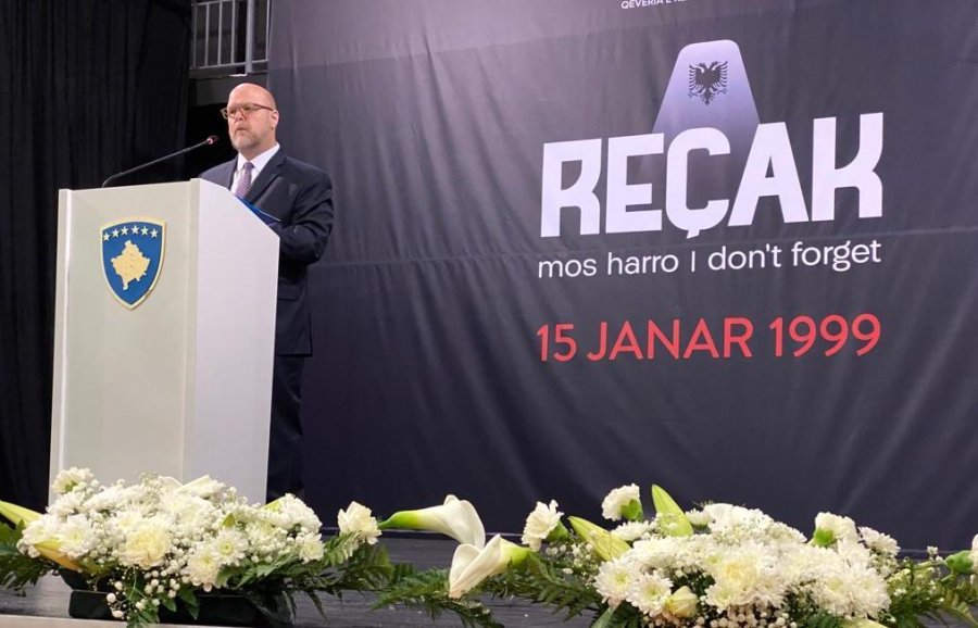 Hovenier: Mohimi i masakrës së Reçakut dhe lavdërimi i krimeve të luftës çnderon kujtimin e të vdekurve