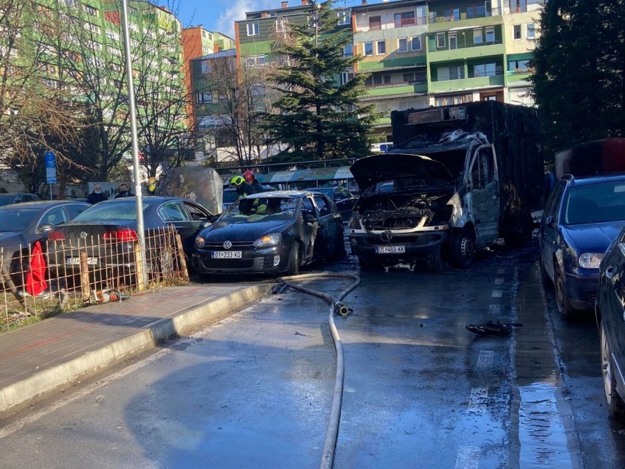 Incident zjarri në “Dardani”, një person i lënduar e katër automjete të djegura