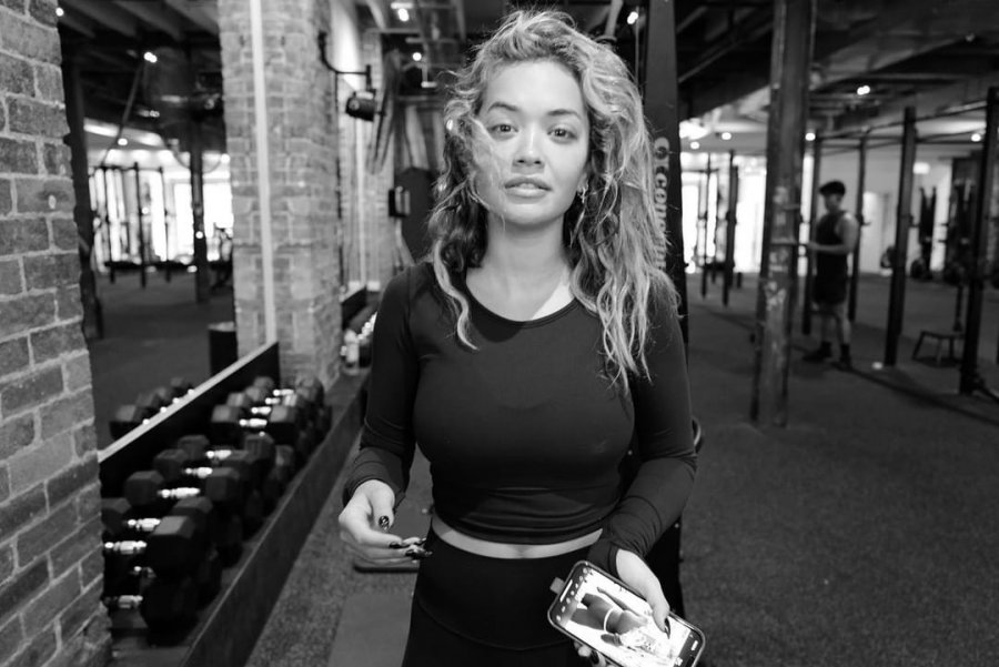 Rita Ora pozon nga palestra, këngëtarja shfaqet atraktive pa makijazh dhe në veshje të ngushtë