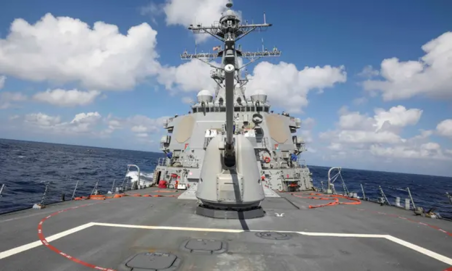 Kina thotë se ka paralajmëruar anijen luftarake amerikane nga deti i Kinës Jugore, SHBA-ja e mohon