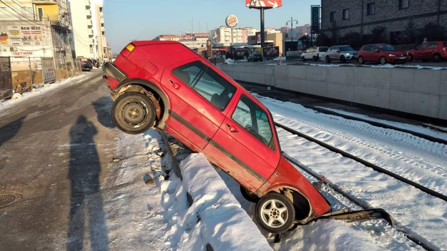 Si pasojë e ngricave Golfi bie në hekurudhë, gjobiten shoferi dhe mirëmbajtësi i rrugëve