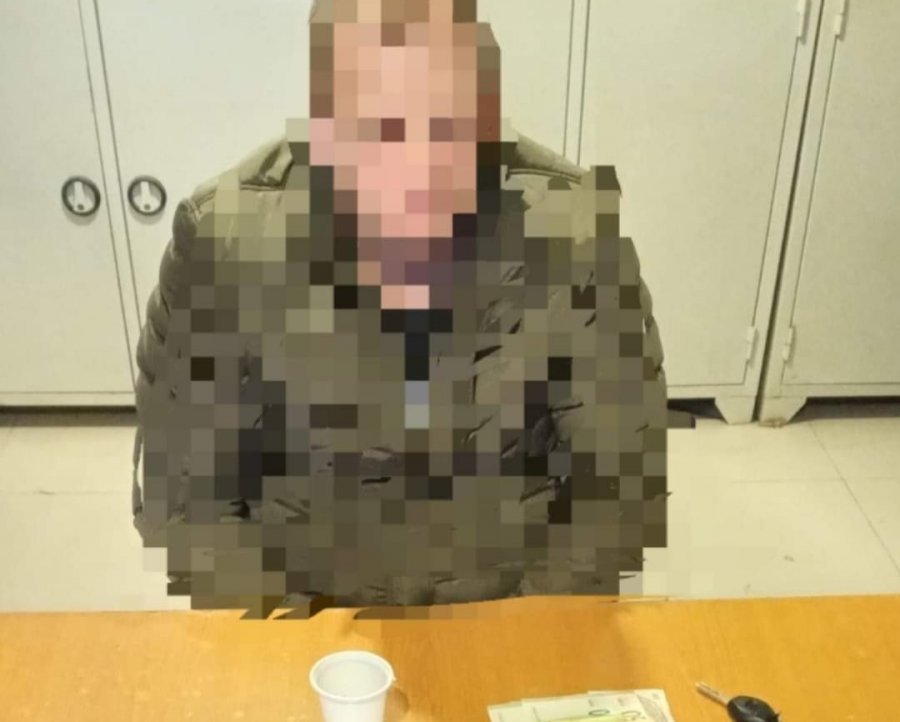 Kapet duke kaluar ilegalisht kufirin Kosovë-Maqedoni, i gjenden rreth dy kilogramë drogë