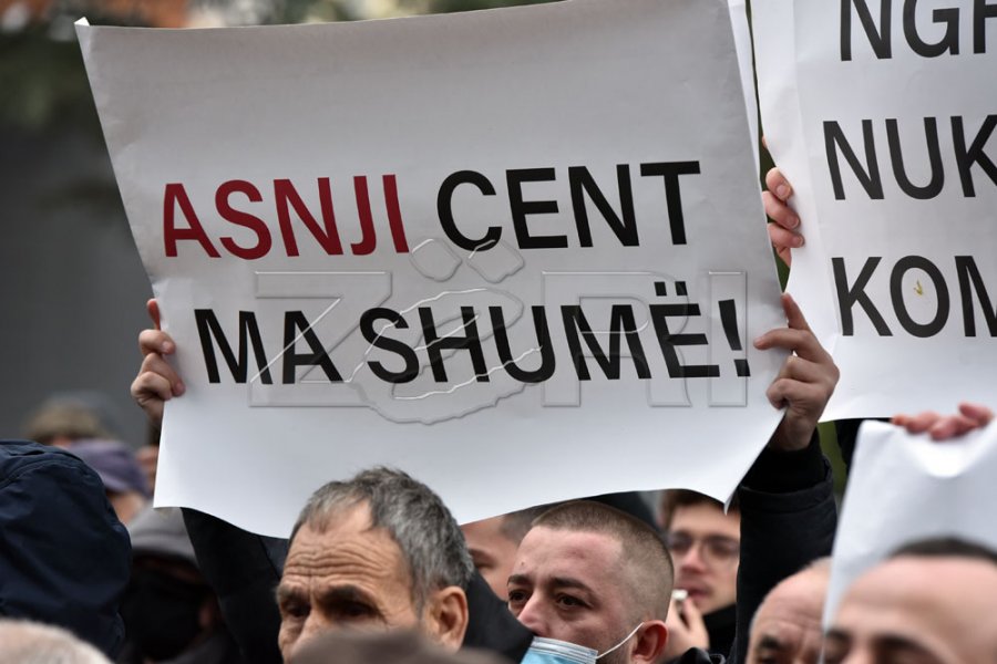 Qytetarët protestojnë kundër shtrenjtimit të rrymës