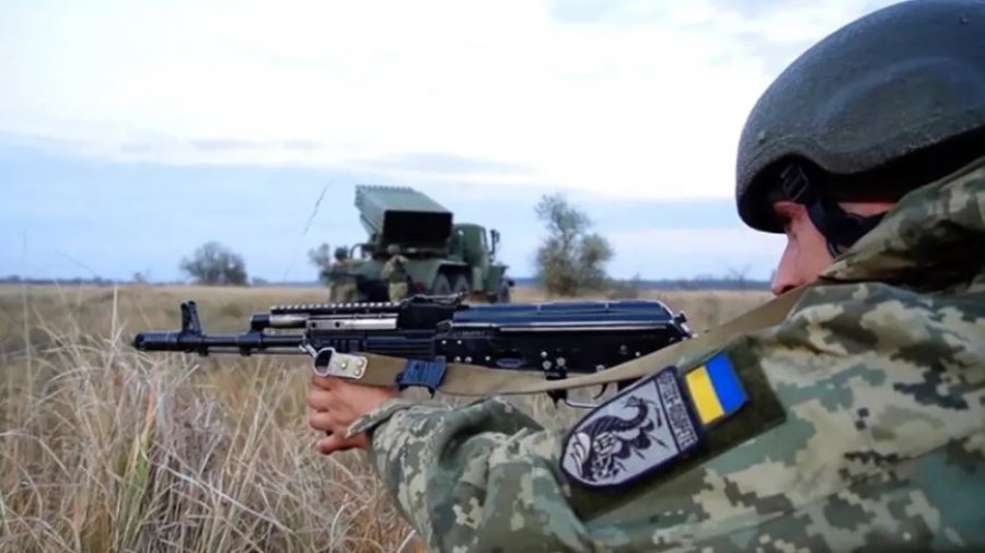 Jo sulm, por mbrojtje, Gjermania furnizon Ukrainën me helmeta ushtarake kundër rusëve