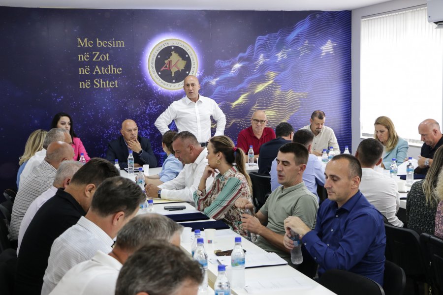 AAK-ja krijon ekip për dialogun Kosovë-Serbi, Ardian Gjini kryesues