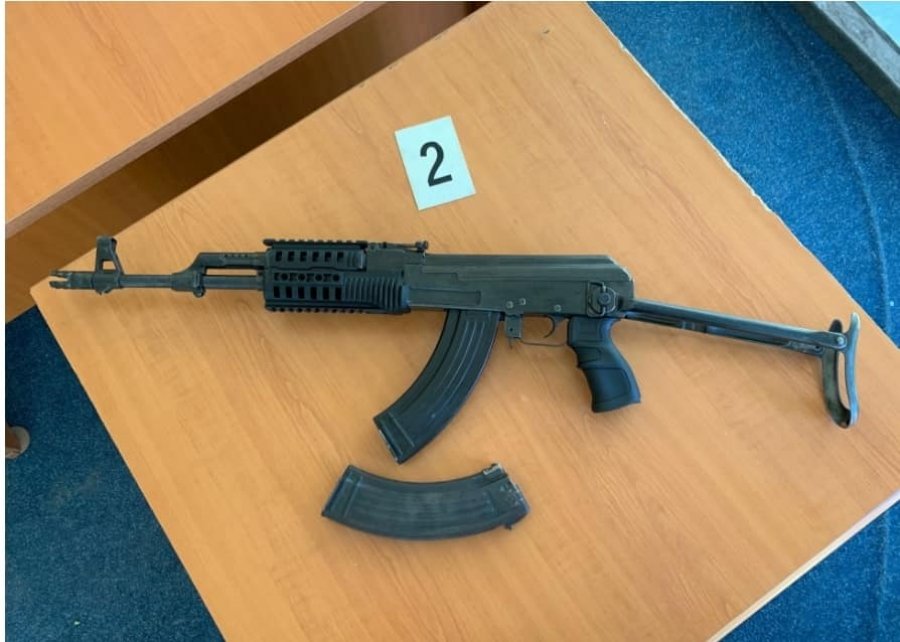 I gjenden një pushkë mitraloz dhe një “AK-47”, arrestohet gjakovari