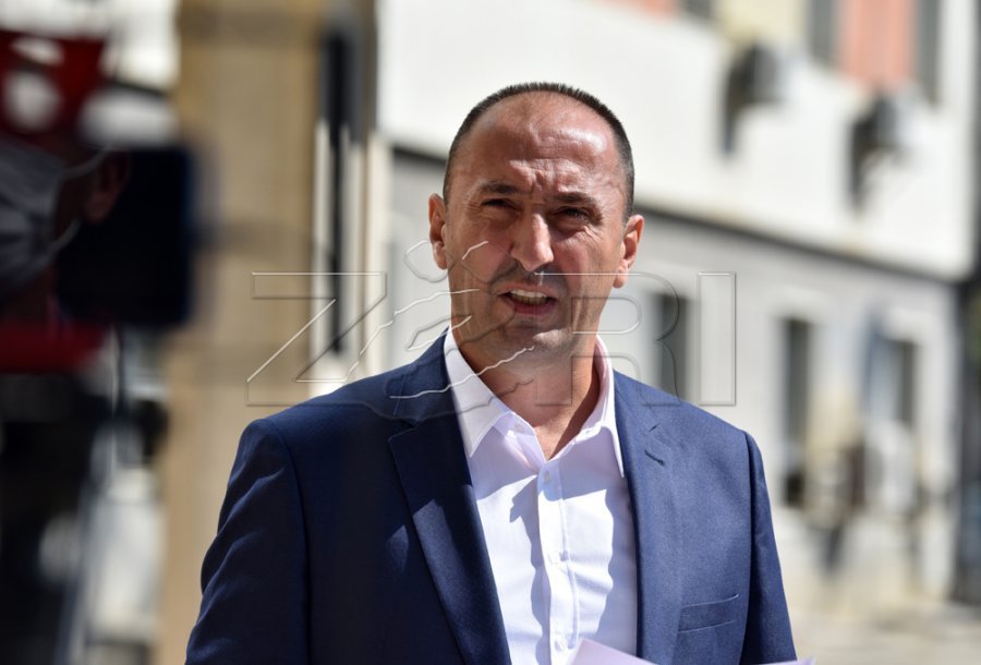 Ministrit Liburn Aliu i vidhet vetura zyrtare, i dyshuari kapet në kufirin me Shqipërinë