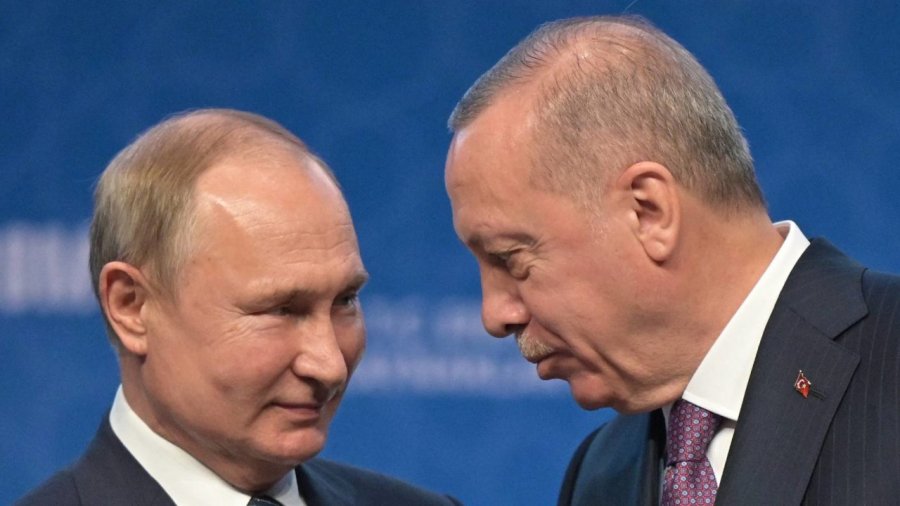 Erdogani mbërrin në resortin rus, pritet të takohet me Putinin