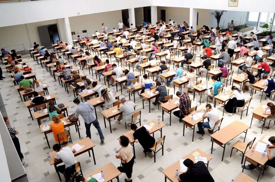 Mbi 19 mijë nxënës i nështrohen Testit të Maturës – i ka 100 pyetje në 4 lëndë 