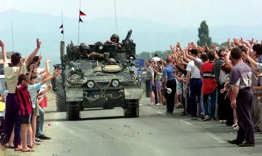 Ushtari britanik për hyrjen në Kosovë më 1999: Emocion që nuk përsëritet më, njerëzit na gjuanin me lule