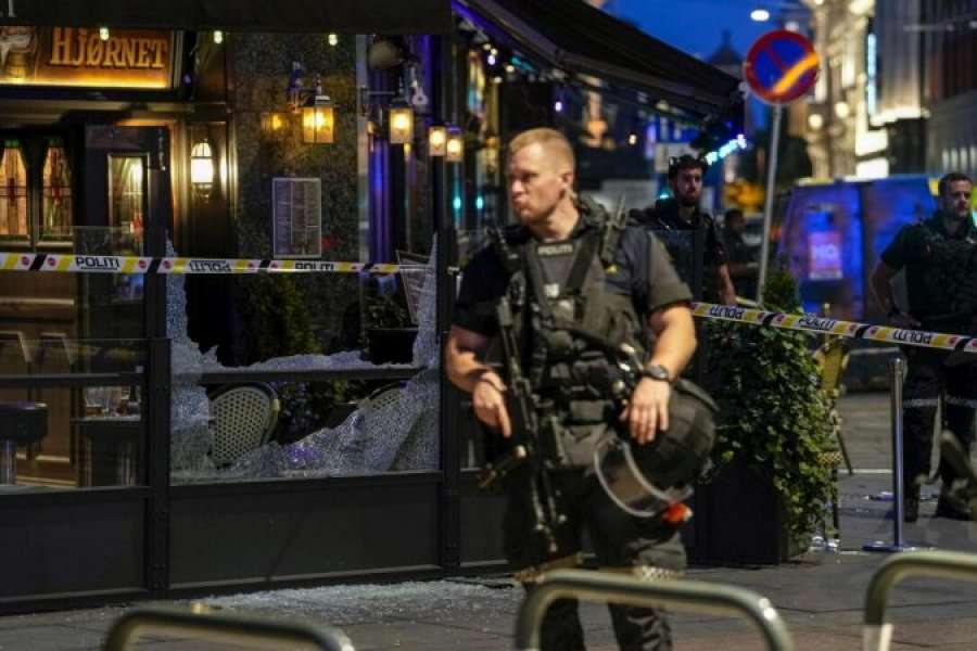 Sulm me armë në një klub nate homoseksualësh në Oslo, dy të vdekur dhe 14 të plagosur