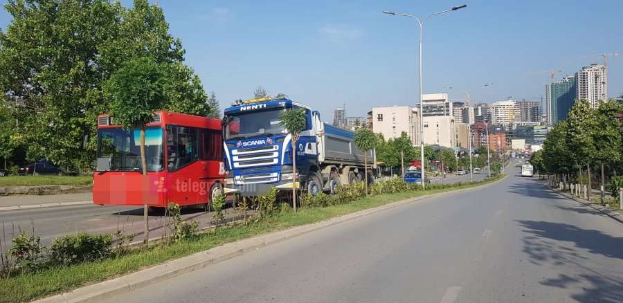 Aksident mes një autobusi urban dhe kamionit në Prishtinë
