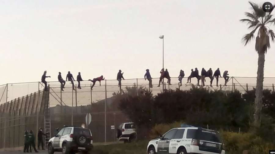 Tetëmbëdhjetë migrantë vdesin duke tentuar të kalojnë një enklavë spanjolle