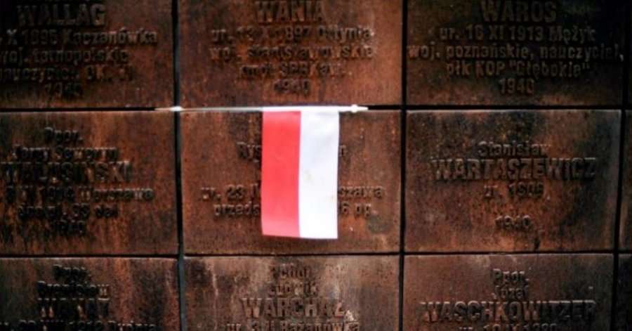 Kulmi i tensioneve, Rusia heq flamurin polak nga memoriali për viktimat e Stalinit