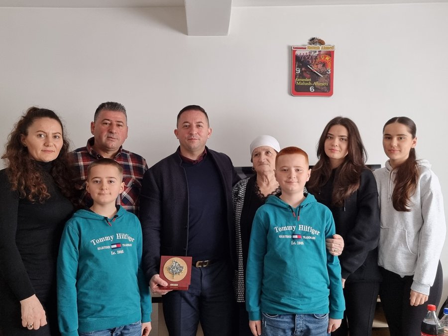 Mehaj vitizon familjen e dëshmorit Malush Ahmeti